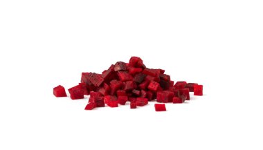 Pancar küpleri izole edildi. İnce doğranmış kırmızı pancar yığını, küçük pancar kökü parçaları, beyaz arka plan görünümlü doğranmış pancar kökü.