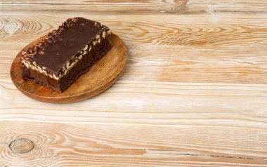 Ev yapımı Alman çikolatalı keki. Kaçık brounie parçası, kare çikolatalı fıstıklı kek ahşap kırsal arka planda