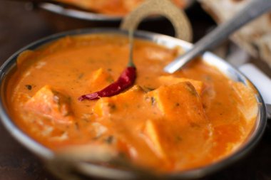 Tereyağlı paneer masala. Peynirli makarna, Korma usulü tavuk yakın plan, detaylı Hint yemeği, seçici odaklanma.