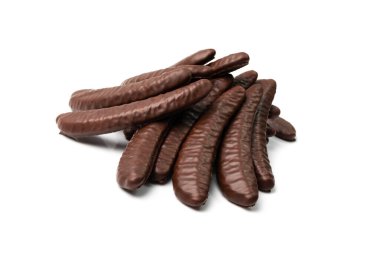 Muzlu çikolatalı izole. Muz şekilli şekerler, meyveli aromalı aperatifler, muzlu sufle çikolata kaplı beyaz arka plan görüntüsü.