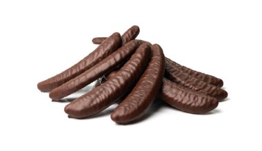 Muzlu çikolatalı izole. Muz şekilli şekerler, meyveli aromalı aperatifler, muzlu sufle çikolata kaplı beyaz arka plan görüntüsü.