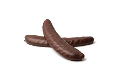 Muzlu çikolatalı izole. Muz şekilli şekerler, meyveli aromalı aperatifler, muzlu sufle çikolata kaplı beyaz arka plan görüntüsü.