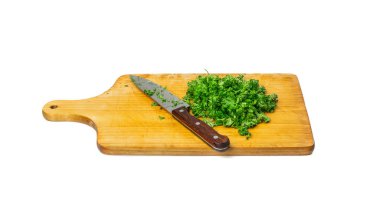 Tahta kesim tahtasında taze yeşil maydanoz yaprakları izole edilmiş. Bahçe maydanozunun baharatlı, dilimlenmiş çiğ otları. Cilantro ya da koridor parçaları yakın plan bırakır
