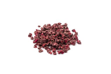 Kuru pancar yığını izole edildi. Kurutulmuş kırmızı pancar küpleri, dağınık pancar kökü kökleri, beyaz arka planda kuru pancar pulları.