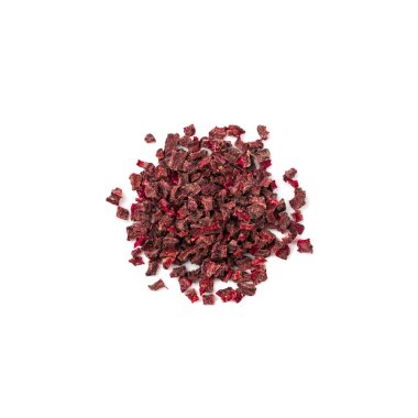 Kuru pancar yığını izole edildi. Kurutulmuş kırmızı pancar küpleri, dağınık pancar kökü kökleri, beyaz arka planda kuru pancar pulları.