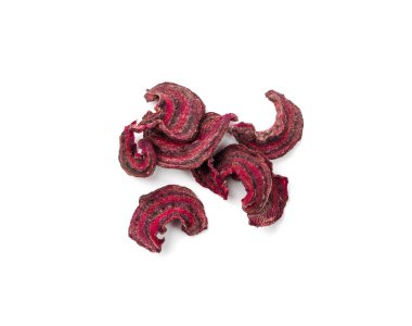 Kuru pancar gevrekleri izole edilmiş. Kurumuş kırmızı pancar yığını, dağınık pancar kökü kökleri, beyaz arka planda kuru pancar lapası.