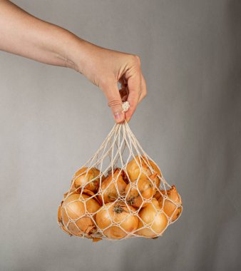 Ellerindeki Soğan Çuvalı. El Tutma Kahverengi Biyolojik Soğan Yığını Doğal Biyolojik Çözünür Torba Tarafı Görünümü