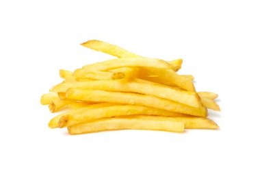 Fransız kızartmaları izole edilmiş. Deri kaplı kızarmış patates çubukları, altın kızartma yığını, kızarmış patates yığını, parmak cipsi, beyaz arka planda patates kızartması.