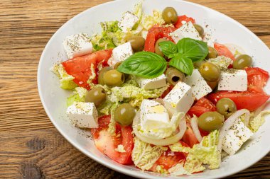 Yunan Salatası Kapanışı. Taze Bahçe Salatasının Macro Fotoğrafı, Soğanlı Yunan Salatası, Feta, Domates, Salatalık, Seçici Odak