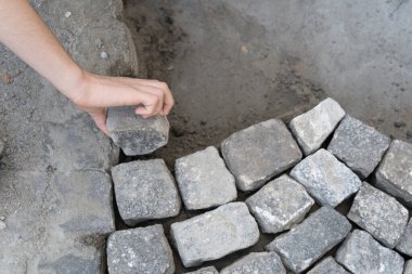 Grey Old Pavement 'ın yeniden inşası, Granit kaldırım taşı restorasyonu, yıkılmış Antik tuğla kaldırım taşı döşemesi, Granit kiremit caddesi yapım aşamasında.