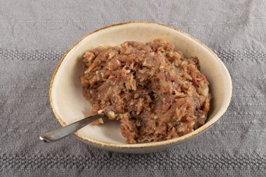 Yuvarlak kasede kıyma. Köy domuzu, hindi, sığır eti ve soğanlı tavuk eti ve ahşap kabuklu karabiber.