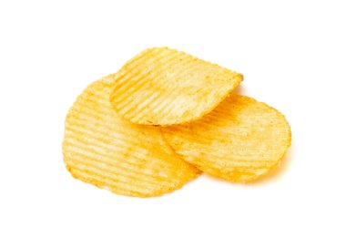 Patates cipsi yığını izole edilmiş. Çıtır çıtır patates çerez yığını, fast food ince abur cubur grubu beyaz arka planda
