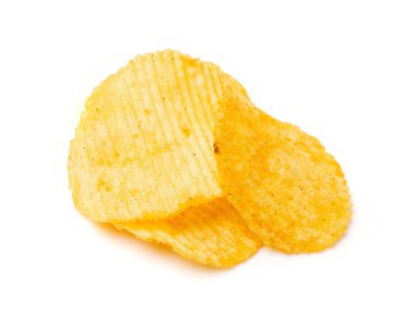 Patates cipsi yığını izole edilmiş. Çıtır çıtır patates çerez yığını, fast food ince abur cubur grubu beyaz arka planda
