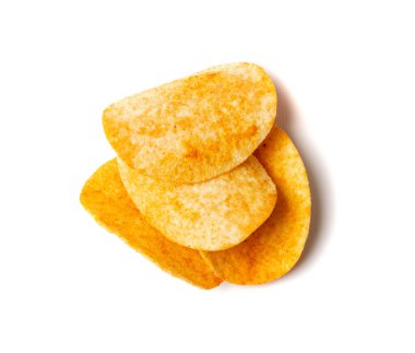 Patates cipsi yığını izole edilmiş. Çıtır çıtır patates çerez yığını, fast food abur cubur grubu beyaz arka plan manzaralı