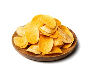 Tahta tabakta patates cipsi yığını var. Çıtır çıtır patates çerez yığını, baharatlı fast food atıştırmalıkları, beyaz arka planda kırmızı biber tozu.