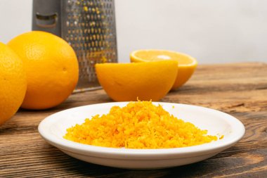 Izgara portakal kabuğu yığını. Çiğ Ev Yapımı Citrus Kabuğu, Izgara Portakal Cildi, Ahşap Kırsal Arkaplan Görünümü Taze Taze Tadı