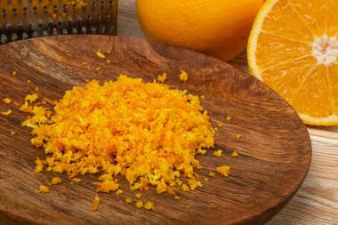 Izgara portakal kabuğu yığını. Çiğ Ev Yapımı Citrus Kabuğu, Izgara Portakal Derisi, Ahşap Kırsal Arkaplan Kapanışı Üzerine Taze Taze Zemin