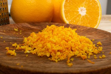 Izgara portakal kabuğu yığını. Çiğ Ev Yapımı Citrus Kabuğu, Izgara Portakal Cildi, Ahşap Kırsal Arka plan Yakından Taze Zemin Yakından Görünümü