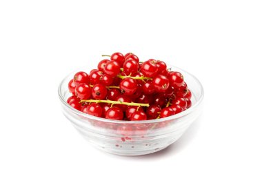 Frenk üzümü yığını izole edildi. Cam kasede kırmızı frenk üzümü, beyaz arka planda kırmızı frenk üzümü grubu küçük vazoda.