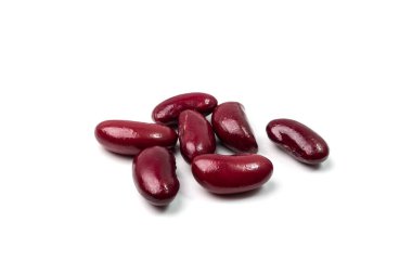 Kırmızı fasulye izole edildi. Pişmiş fasulye yığını, fırında bakla, konserve kırmızı fasulye, rajma, Fhaseolus vulgaris, beyaz arka planda legüminöz salata malzemesi.