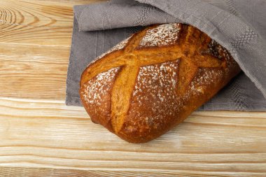 Tahta Masada Ev Yapımı Taze Pişmiş Geleneksel Ekmek. Rustik Gevrek Ekmek Ekmeği Üst Görünümü