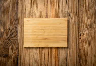 Bambu kesme tahtası, eski ahşap maketi. Hafif doğrama tahtası arka planı, rustik düz yatar fotokopi alanı üst görünümü ile taklit