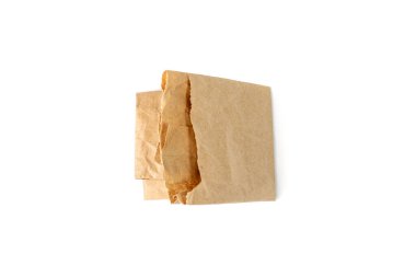 Katlanmış kağıt torba izole edilmiş. Kırışmış tek kullanımlık ekoloji kabı, kırışık kese kağıdı, beyaz arka plan görünümlü kese kağıdı.