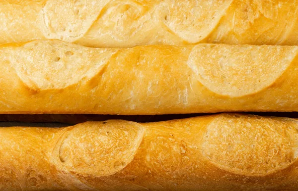 法国面包特写特写 长面包面包面包大照片 新鲜谷类细面面包 传统面包的纹理背景 带有选择性焦点的小麦面包 — 图库照片