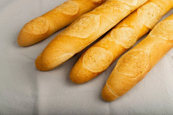 フランスのバゲット クローズアップ 長いパンローフマクロ写真 新鮮なシリアル詳細パン 全体の伝統的なバゲットテクスチャの背景 選択的な焦点を当てた小麦バゲット — ストック写真