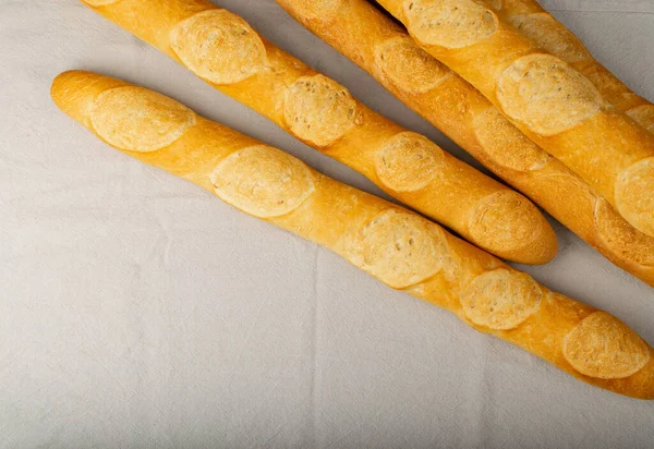 法国面包堆顶部视图 长长的面包面包 五个新鲜的麦片面包 整个传统的面包组 灰色乡村背景的麦片面包 — 图库照片
