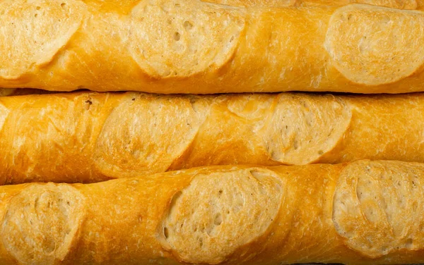 フランスのバゲット クローズアップ 長いパンローフマクロ写真 新鮮なシリアル詳細パン 全体の伝統的なバゲットテクスチャの背景 選択的な焦点を当てた小麦バゲット — ストック写真