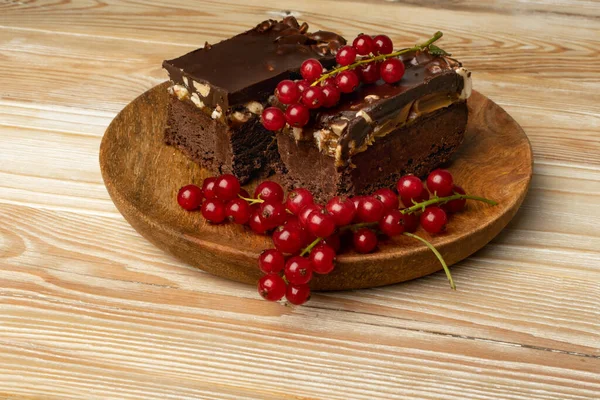 Brownie Con Grosella Roja Pieza Brounie Nuez Con Bayas Rojas — Foto de Stock