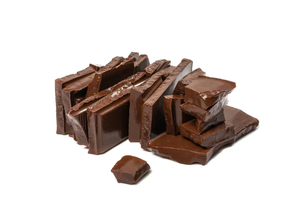 Pilha Chocolate Derretida Partida Isolada Pedaços Quadrados Chocolate Leite Cubos — Fotografia de Stock