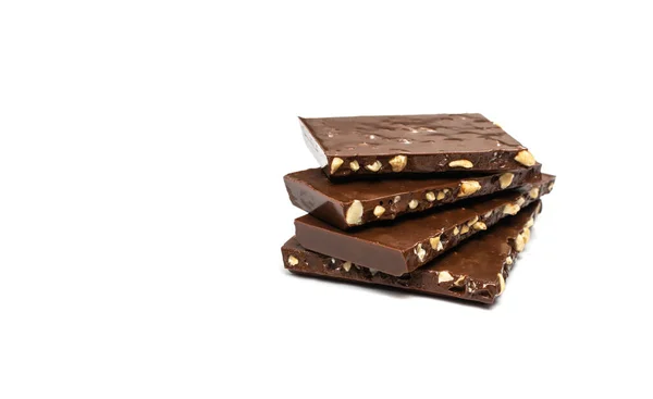 Törött Diós Csokoládé Halom Izolálva Tejcsokoládé Négyzet Alakú Darabok Kockák — Stock Fotó