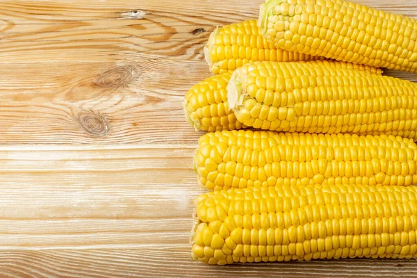 Zoete Maïskolf Stapel Houten Tafel Met Kopieerruimte Maïsoren Groep Herfst — Stockfoto