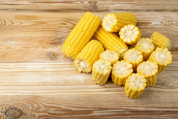 Süßer Maiskolbenhaufen Auf Holztisch Mit Kopierraum Mais Ähren Gruppe Herbst — Stockfoto