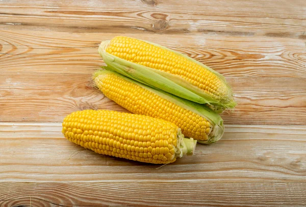 Süße Maisähren Auf Dem Holztisch Maiskolbengruppe Herbst Zuckermais Maiskolbenhaufen Gelbe — Stockfoto