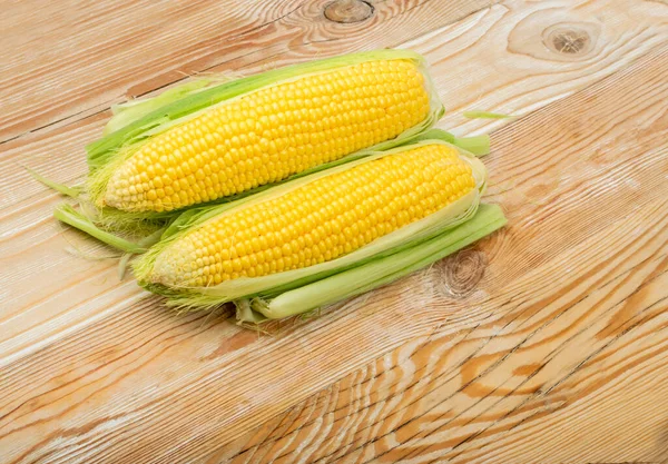 Süße Maisähren Auf Dem Holztisch Maiskolbengruppe Herbst Zuckermais Maiskolbenhaufen Gelbe — Stockfoto