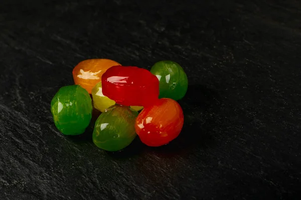 Renkli Sert Şeker Yığını Küçük Parlak Lolipop Yığını Meyveli Şekerlemeler — Stok fotoğraf
