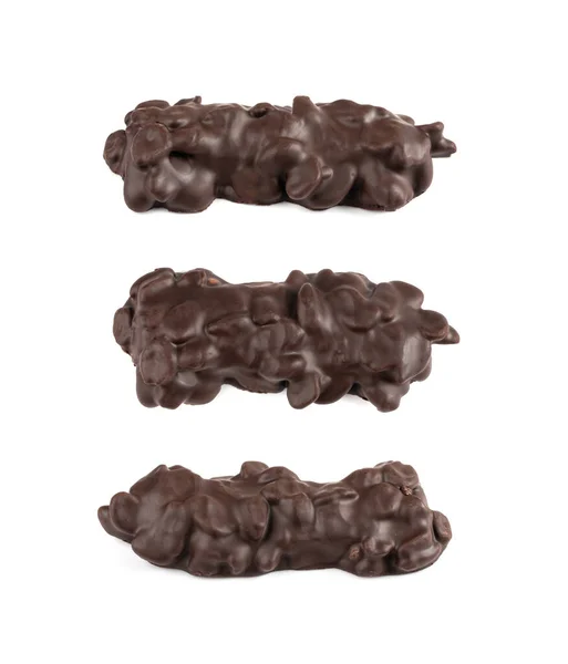 焦糖巧克力棒与花生分离 白色底色的黑巧克力条 — 图库照片