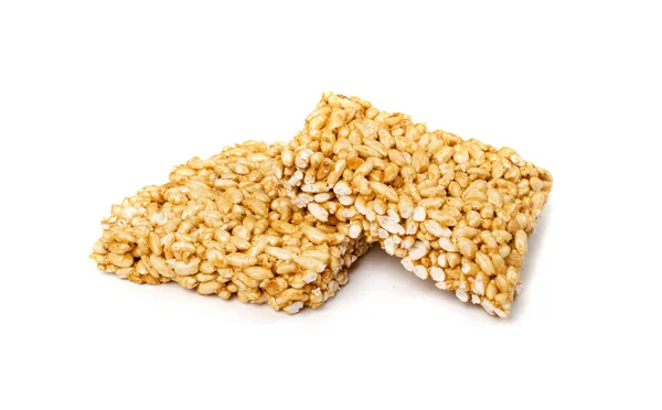 Opuchlá Rýže Izolovaná Kusy Listových Cereálií Sladká Křupavá Pšeničná Tyčinka — Stock fotografie