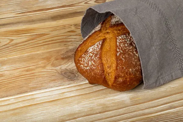 Pão Tradicional Cozido Mesa Madeira Pão Cereais Rústico Pão Com — Fotografia de Stock