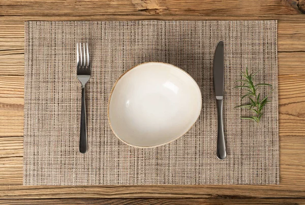 コピースペースと木製のテーブルの上に空のボウル 茶色いテーブルクロス 素朴なボウルと素朴なキッチンモックアップ布ナプキン生地と最小限の静物 — ストック写真