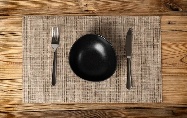 コピースペースと木製のテーブルの上に空のボウル 茶色いテーブルクロス 素朴なボウルと素朴なキッチンモックアップ布ナプキン生地と最小限の静物 — ストック写真