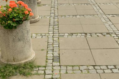 Modern asfaltlı yol dokusu, yeni kaldırım deseni, patika duvar kağıdı, mermer tuğla yol, granit fayanslar üst görünümü olan yürüme yolu
