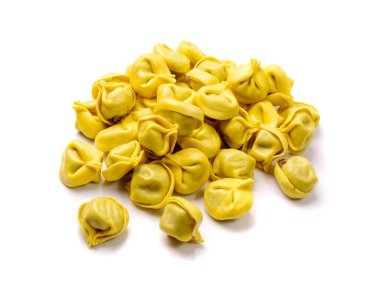 Tortellini izole edildi. Agnolotti, cappelletti, İtalyan hamur tatlısı, doldurulmuş makarna, sarı tortelloni, el yapımı ravioli, cappelletti, beyaz arka planda uszka.