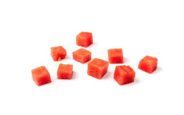 Dağılmış karpuz küpleri izole edilmiş. Su karpuzu kübü seti, doğranmış Citrullus lanatus, kırmızı wassermelone kesikleri, kare meyve parçası, beyaz arka planda çekirdeksiz karpuz küpleri koleksiyonu