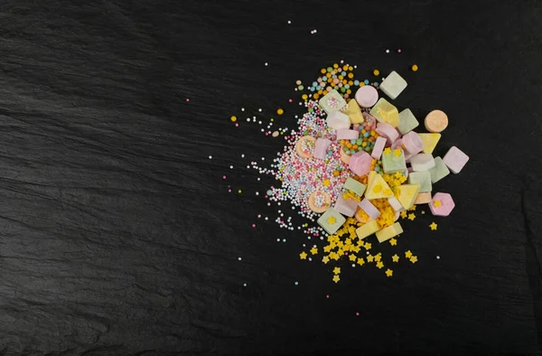 ブラックストーンにタブレットキャンディー 圧縮砂糖菓子 デキストロースキャンディーネックレス部品 ビタミンCタブレット ローゼンパイルトップビュー — ストック写真
