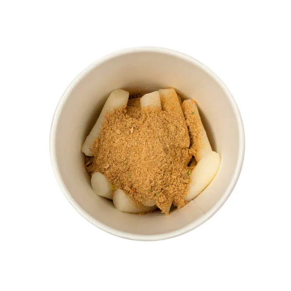 乾燥した紙コップに隔離された撮影 トポッキ韓国料理 生餅スティック トゥクボキ 調理されていないトポッキ白い背景上のビュー — ストック写真