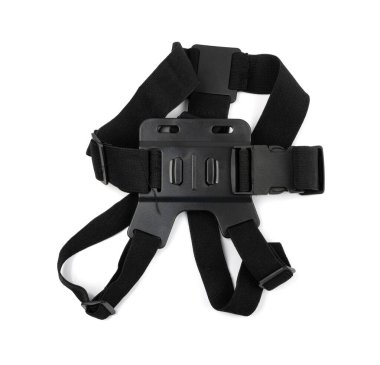Aksiyon kamerası göğüs kemeri izole edildi. Beyaz arkaplanda Gopro aksesuarları